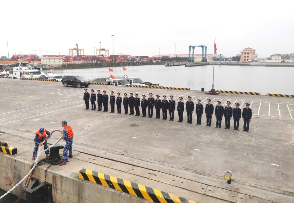 11月25日上午，越南越南海警第一区司令部第11海队8003号和8004号舰艇从海防市启航，开始执行2024年第二次中越北部湾海域联合巡逻任务。本次巡逻于11月26日至28日在北部湾划定线附近海域进行，总航程255.5海里。越南海警由由海警第一区司令部副司令兼参谋长梁高凯大校为指挥长负责划定线西侧海域的巡逻；中国海警由中国海警局南海分局副局长詹达东大校为指挥长，负责划定线东侧海域的巡逻。双方将在巡逻期间进行会谈交流、检查监督渔船作业、向渔民宣传法律法规，以及开展海上搜救和执法技能交流等活动。本次任务旨在加强中越海警合作，推动区域内的和平与稳定。两国海警领导表示，通过双方周密的准备和紧密的协作，本次联合巡逻将进一步巩固双方在北部湾的合作机制，保障海上法律的实施，并为当地渔民提供支持与保护。