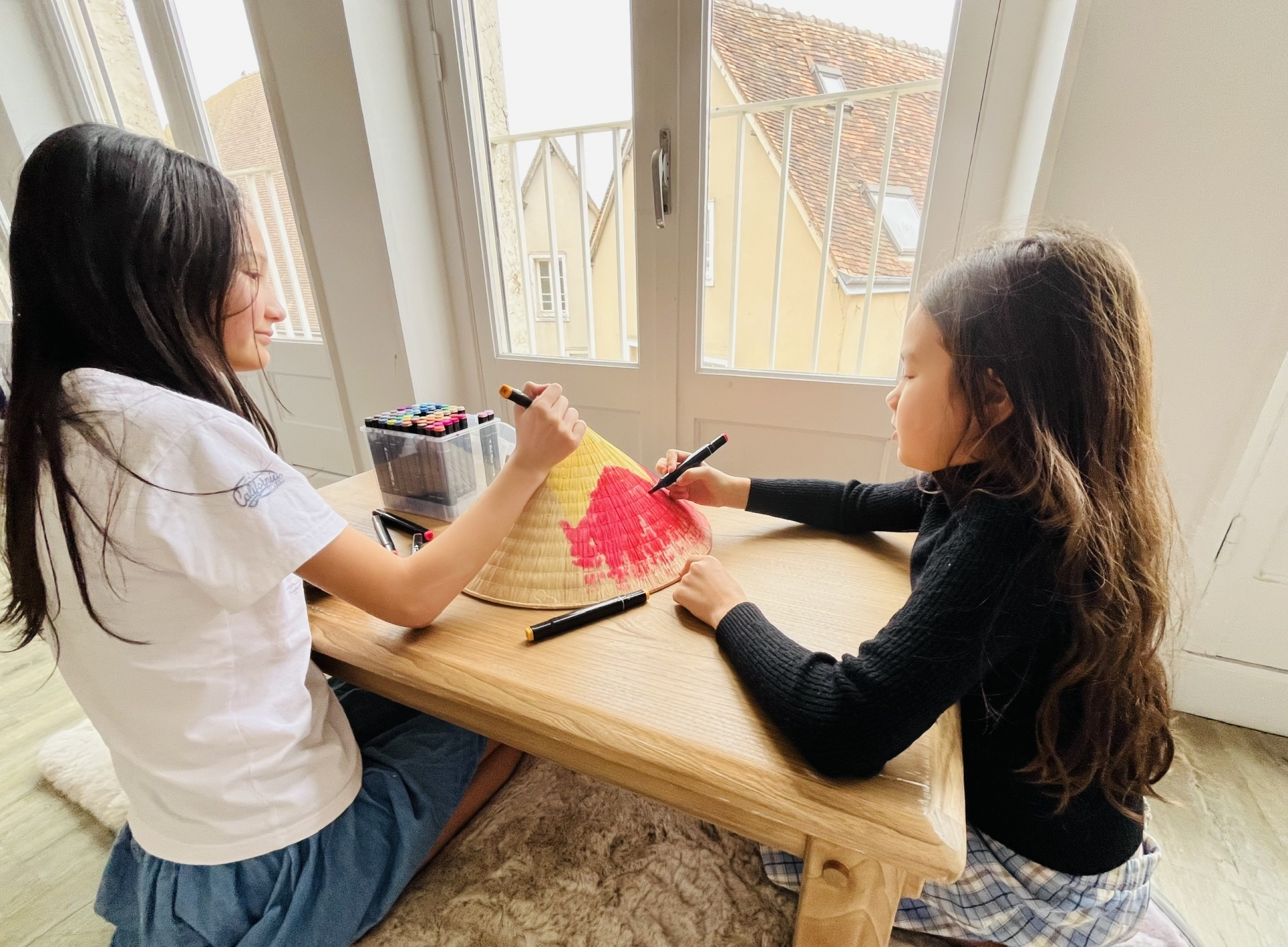 在法国沙特尔教孩子说故乡话