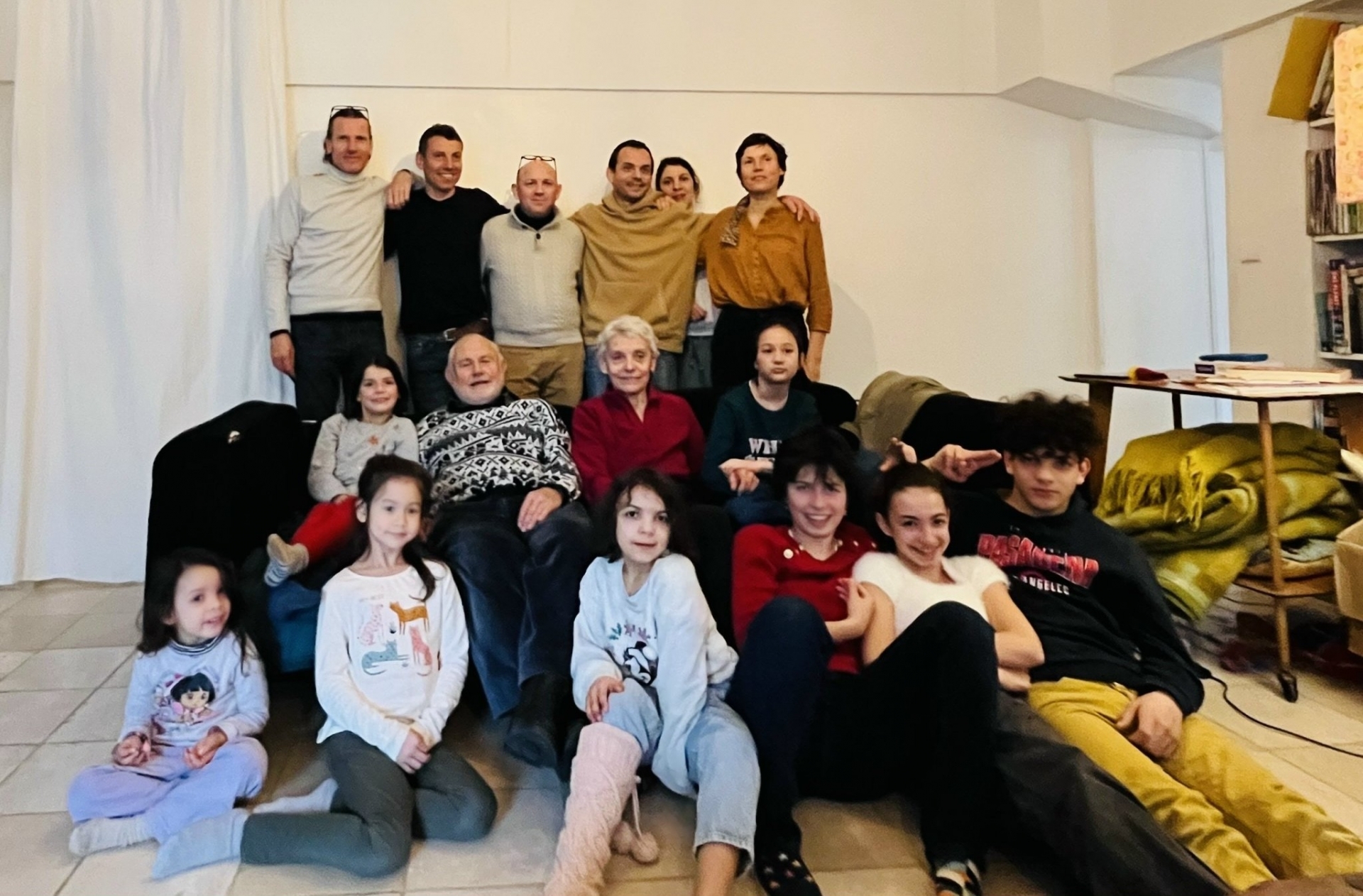 在法国沙特尔教孩子说故乡话