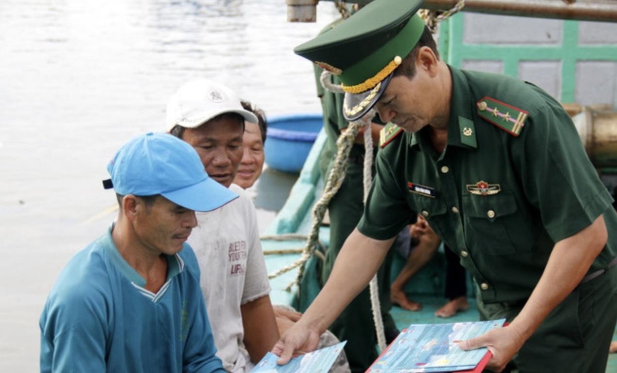 向渔民分发打击IUU捕捞的资料。