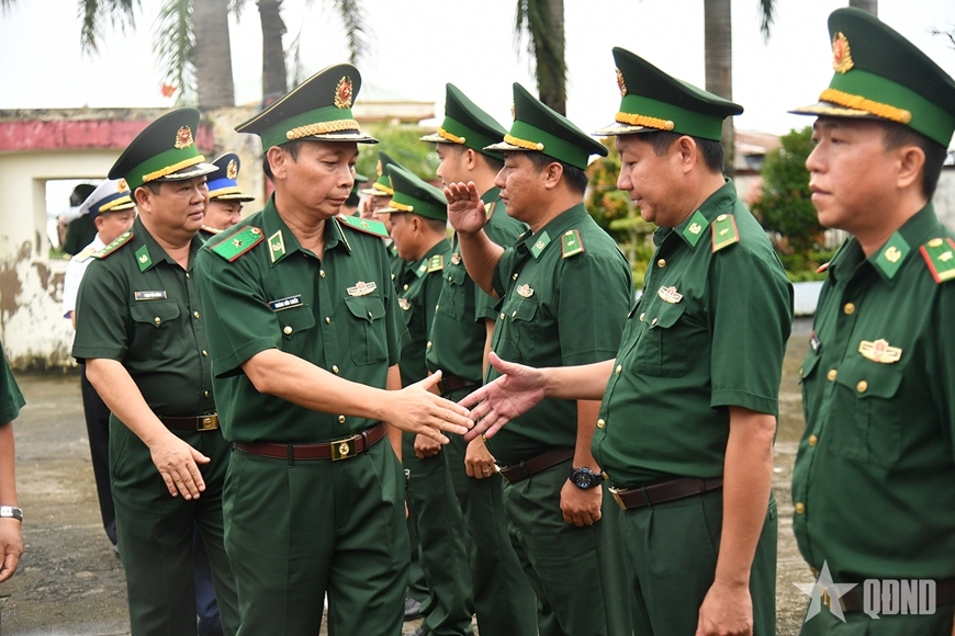 国防部工作团来到Kênh Dài边防检查站、Tây Yên边防站（隶属于安江省边防部队指挥部），检查打击IUU捕捞集中行动的落实情况。