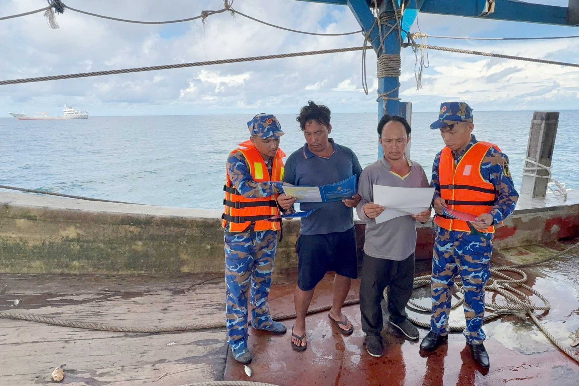 海军官兵宣传打击IUU捕捞。