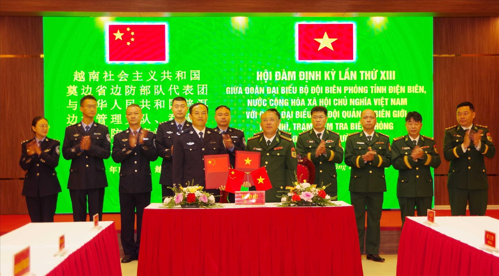 11月11日，越南奠边省边防部队代表团与中国普洱边境管理支队、勐康出入境边防检查站代表团在奠边省举行了2025年度会谈。双方代表团分别由指挥长潘文化大校和政治委员杨春林率领。会谈气氛坦诚友好，双方高度肯定了自2024年第十二次会谈以来在边境管理、口岸保护方面取得的积极成效，认为这有效维护了边境地区的政治安全和社会治安秩序。双方全面回顾并评估了在联合巡逻、边境检查、打击跨国犯罪（如非法出入境、拐卖人口、贩毒、网络诈骗）、信息交流、非法出入境人员移交与遣返，以及推进阿帕寨（A Pa Chải，越南）-龙富（中国）双边口岸开放等领域的合作情况。在此基础上，双方一致同意未来将进一步加强协调配合，重点包括：严格执行越中陆地边界“三项法律文件”；大力开展联合巡逻和法律宣传；加强打击跨境犯罪；提高非法出入境人员核查遣返效率，力争七个工作日内反馈信息；加快推进阿帕寨-龙富双边口岸正式开通，以促进边境经济发展；同时，深化文化、政治、青年军官等交流活动，维护和发展“友谊站/所、共建平安边境”结对关系，为建设和平、友好、稳定和可持续发展的共同边界线作出贡献。