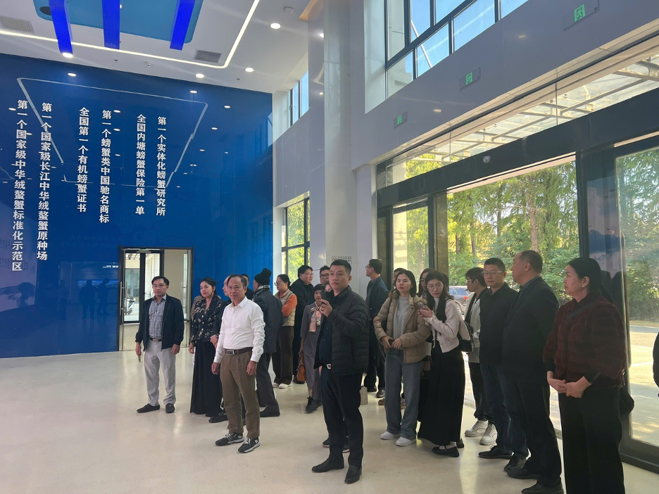 贸易洽谈团参观江苏高新技术农业区。 贸易洽谈团参观江苏高新技术农业区。