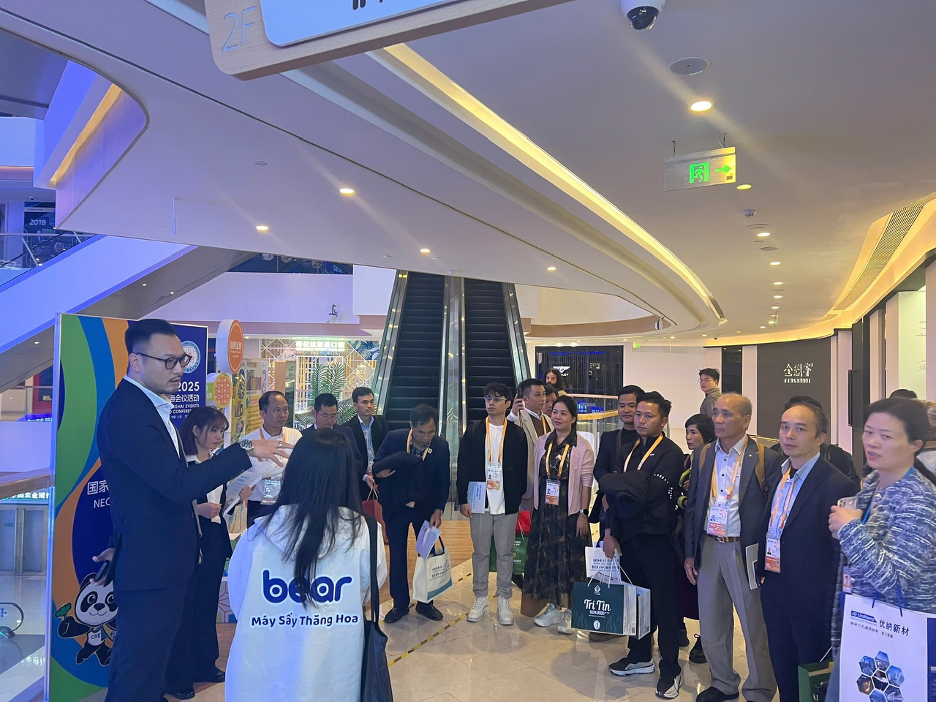 贸易洽谈团参观考察上海虹桥进口商品展示交易中心。 贸易洽谈团参观考察上海虹桥进口商品展示交易中心。