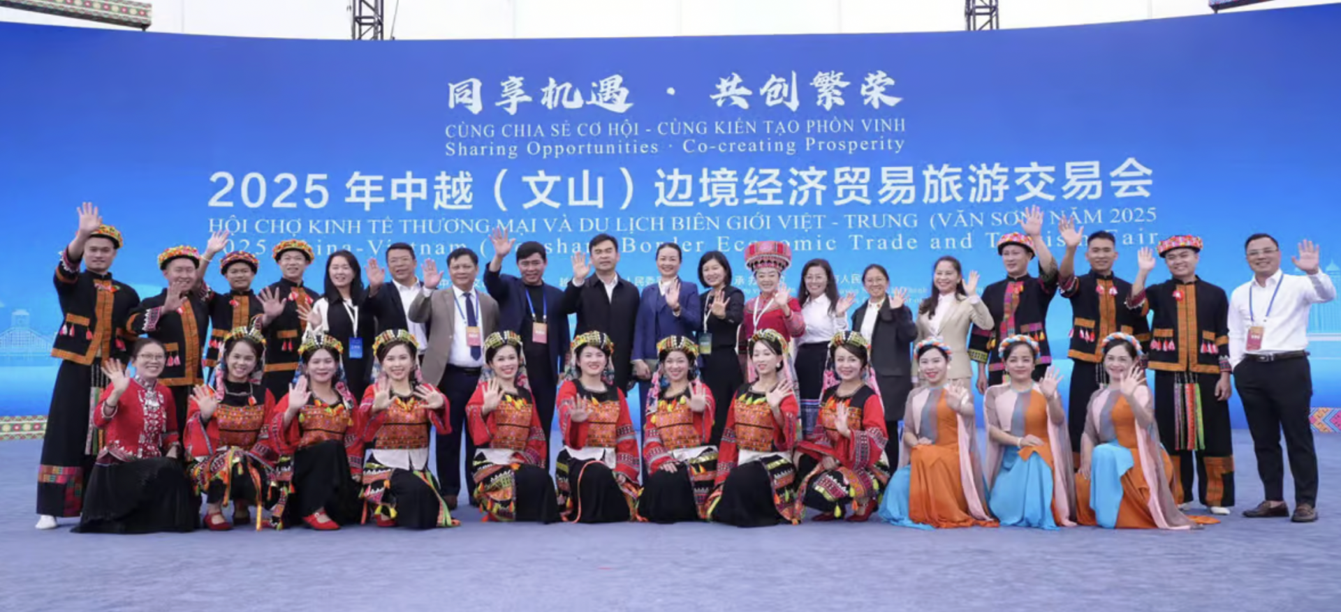 2025年11月8日,宣光省文化体育旅游厅通报,根据宣光省人民委员会的计划和应中国云南省文山州文化和旅游局的邀请,该厅代表团及艺术团于11月7日至9日赴文山参加“2025年越中(文山)边境经济贸易与旅游博览会”开幕式,并就宣光与文山边境旅游合作发展进行工作交流和洽谈。在文山州期间,代表团积极参与了各项重要活动,包括第十一届文山三七节暨边境博览会的开幕式。同时,代表团还与文山方面举行了正式会谈,深入探讨了未来宣光(越南)与文山(中国)之间跨境旅游的合作发展事宜。 值得一提的是,宣光民族艺术团还在“第十一届文山三七节”和博览会开幕式上进行了精彩的文艺表演。代表团利用此次交流机会,通过资料、出版物和特色旅游产品,向外界广泛推介了宣光省的旅游潜力与资源。宣光省文化体育旅游厅强调,此行是一项富有切实意义的对外活动,其目标是通过文化旅游交流与合作,进一步巩固和促进越中两国传统的友好合作关系,特别是推动宣光省(越南)与文山州(中国)在文化旅游领域的发展合作,建立潜在的合作伙伴关系,助力宣光旅游业朝着专业化和融合的方向迈进。此活动为两地交换信息、连接旅游线路、签署合作备忘录,以加强友好合作打开了新的契机。 2025年11月8日,宣光省文化体育旅游厅通报,根据宣光省人民委员会的计划和应中国云南省文山州文化和旅游局的邀请,该厅代表团及艺术团于11月7日至9日赴文山参加“2025年越中(文山)边境经济贸易与旅游博览会”开幕式,并就宣光与文山边境旅游合作发展进行工作交流和洽谈。在文山州期间,代表团积极参与了各项重要活动,包括第十一届文山三七节暨边境博览会的开幕式。同时,代表团还与文山方面举行了正式会谈,深入探讨了未来宣光(越南)与文山(中国)之间跨境旅游的合作发展事宜。 值得一提的是,宣光民族艺术团还在“第十一届文山三七节”和博览会开幕式上进行了精彩的文艺表演。代表团利用此次交流机会,通过资料、出版物和特色旅游产品,向外界广泛推介了宣光省的旅游潜力与资源。宣光省文化体育旅游厅强调,此行是一项富有切实意义的对外活动,其目标是通过文化旅游交流与合作,进一步巩固和促进越中两国传统的友好合作关系,特别是推动宣光省(越南)与文山州(中国)在文化旅游领域的发展合作,建立潜在的合作伙伴关系,助力宣光旅游业朝着专业化和融合的方向迈进。此活动为两地交换信息、连接旅游线路、签署合作备忘录,以加强友好合作打开了新的契机。