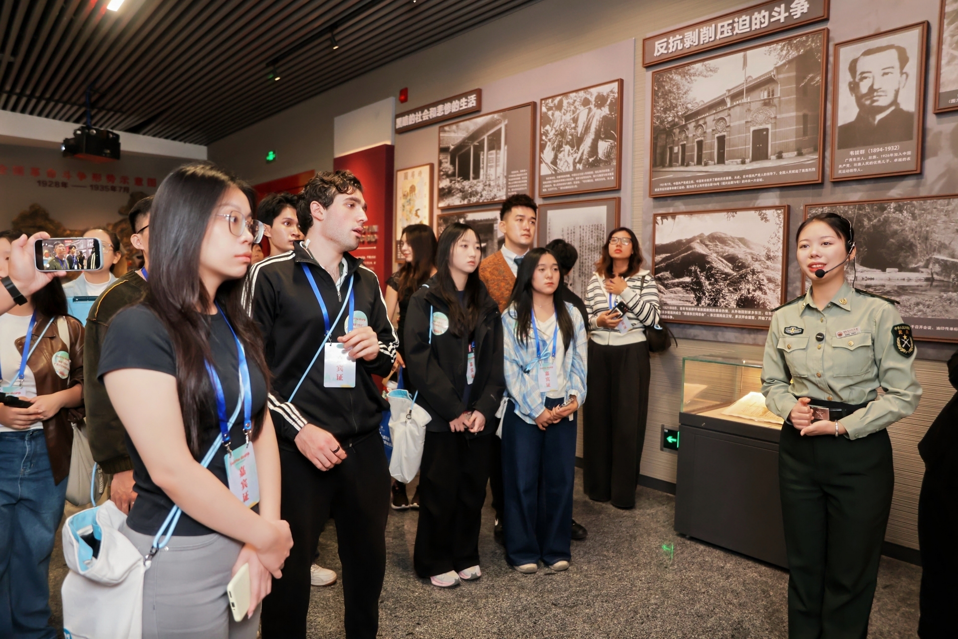 在百色起义纪念馆内，海外青年仔细观看展品，聆听革命历史，进行跨越时空的对话