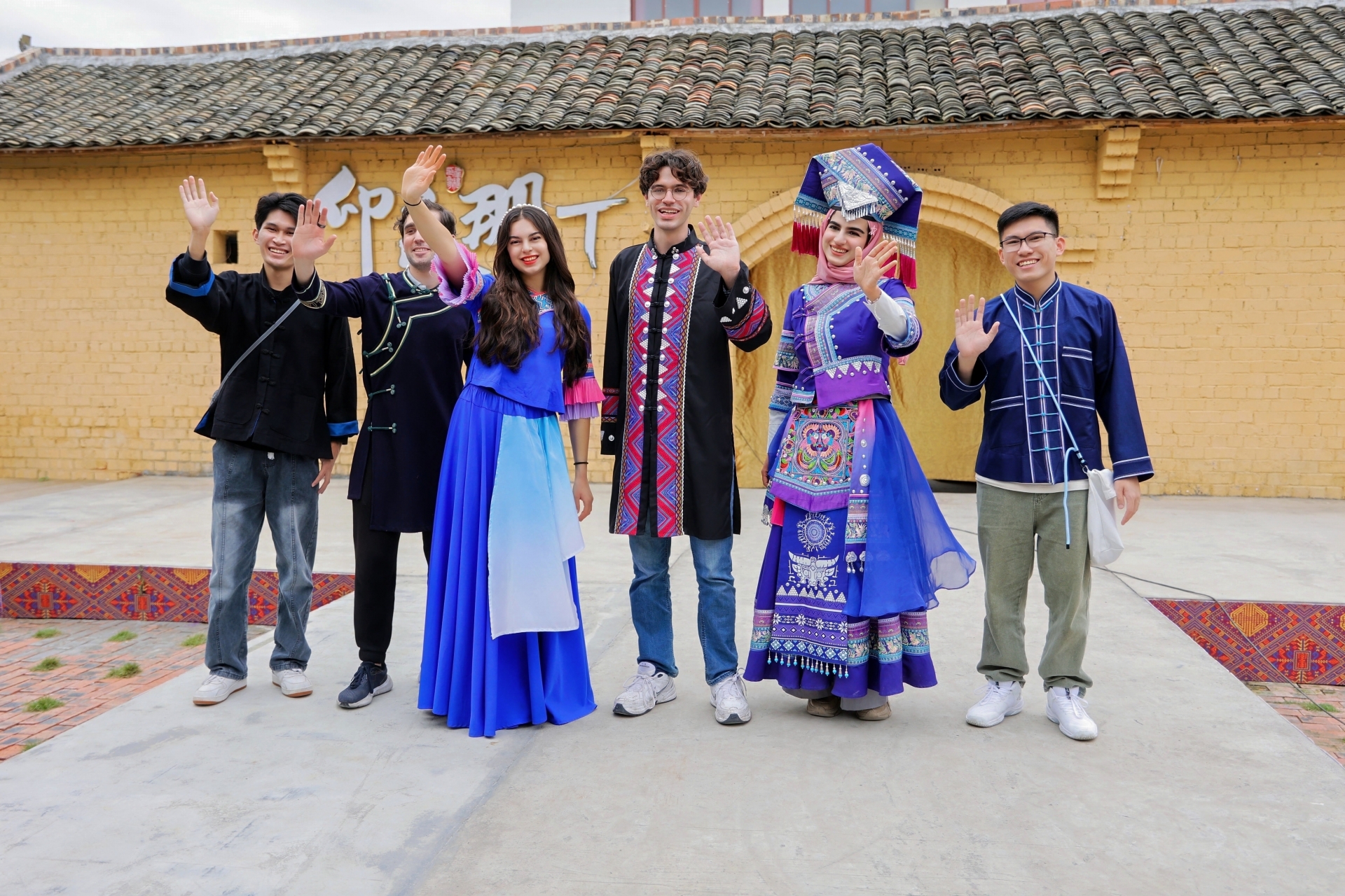 海外青年体验少数民族服装并进行“乡村T台”秀表演文化交流在欢声笑语中进行，海外“Z世代”成为连接中外的文化使者。