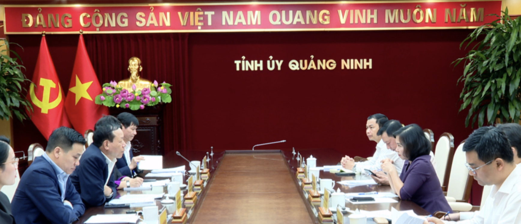 11月13日上午，广宁省委常务副书记、省人民议会主席郑氏明清同志主持召开了省委常委会与最高人民法院的工作会议。最高人民法院副院长阮智惠同志率团出席了本次会议，共同商议第二次越中边境省份最高人民法院会议在广宁省的组织筹备计划。 第二次越中边境省份最高人民法院会议定于2025年11月27日至29日在广宁举行，届时将开展多项富有意义和务实的活动，旨在落实两国党和国家最高领导人之间达成的共同认识。 重点内容包括两国最高人民法院院长之间的会谈，将在第一次会议成果的基础上，评估边境省份人民法院之间的合作情况；分享审理跨境走私、贩卖人口等案件的经验，以达到预防和打击此类犯罪的目的；分享有关边境地区多元化争议解决机制的司法经验；并研究建立越中双方民事和商事案件委托协助调查的合作机制。 根据最高人民法院的部署，省委常委会已责成省人民委员会指导各厅局、行业部门根据其职能和任务提供最大支持，确保各项活动的成功举办所需的一切必要条件。