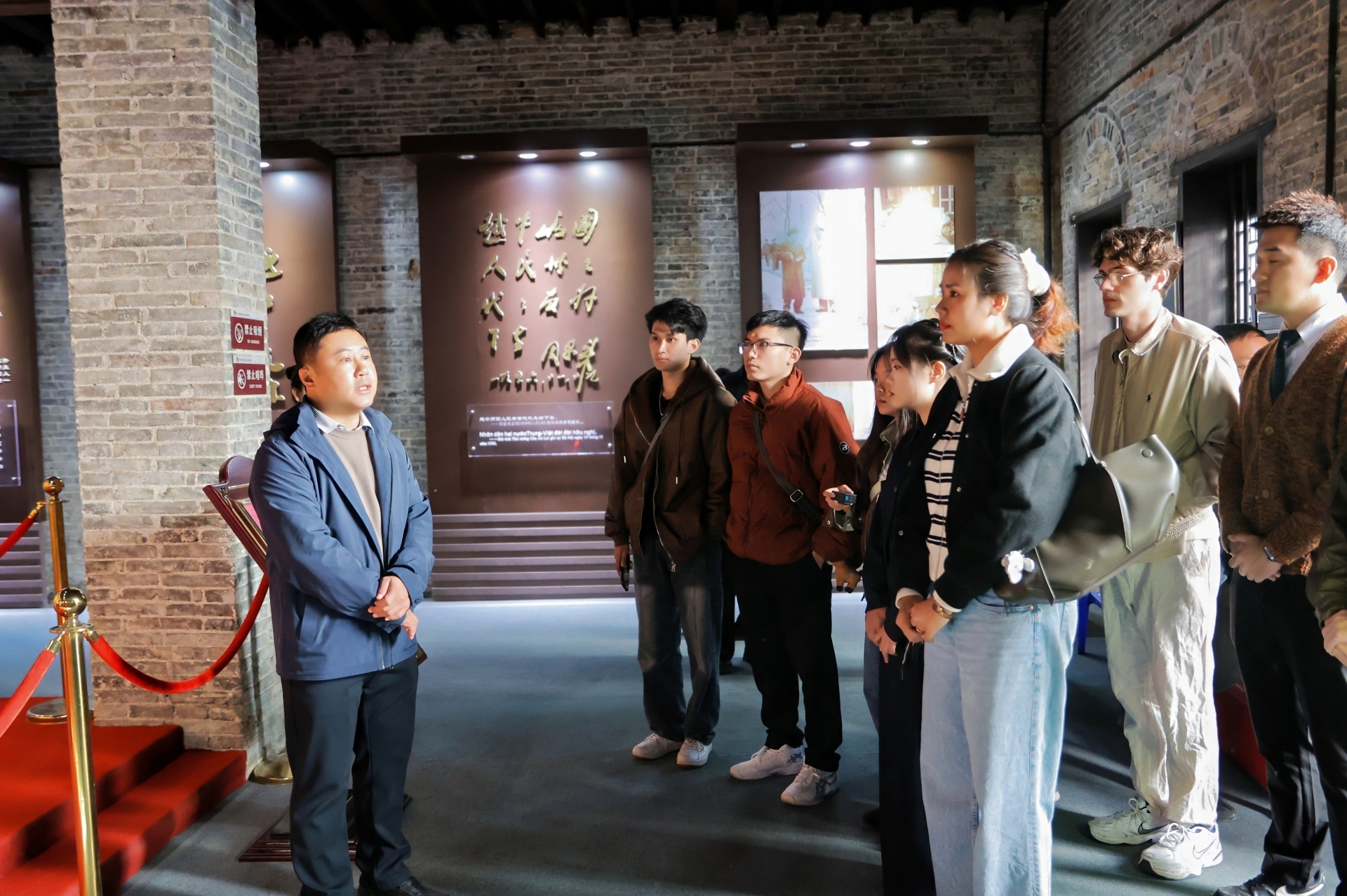 青年们走进“越盟”靖西办事处旧址,聆听越中革命历史,感受两国深厚的传统友谊。 青年们走进“越盟”靖西办事处旧址,聆听越中革命历史,感受两国深厚的传统友谊。