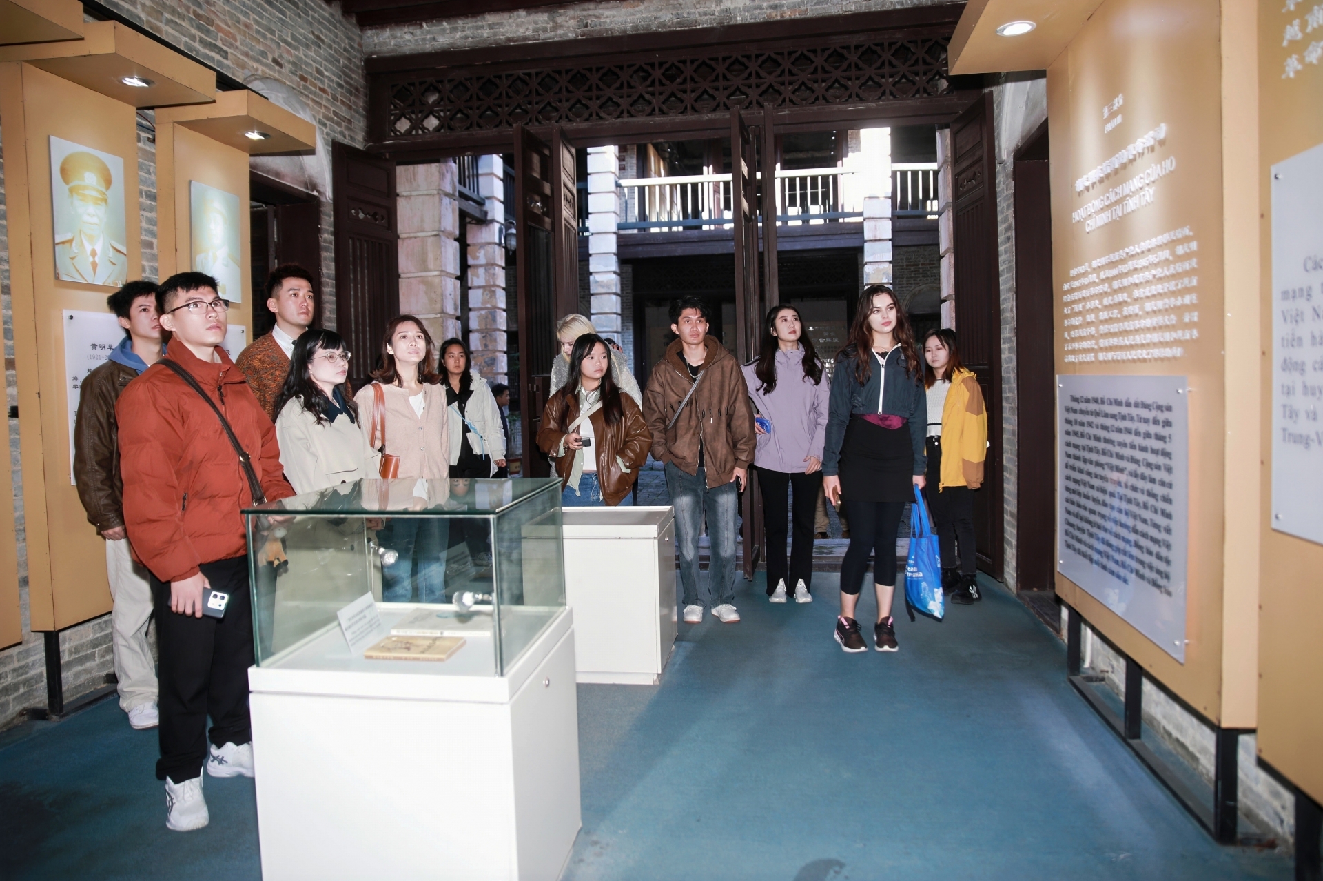 青年们沉浸式感受历史,交流彼此对越中友谊的理解与期待。 青年们沉浸式感受历史,交流彼此对越中友谊的理解与期待。