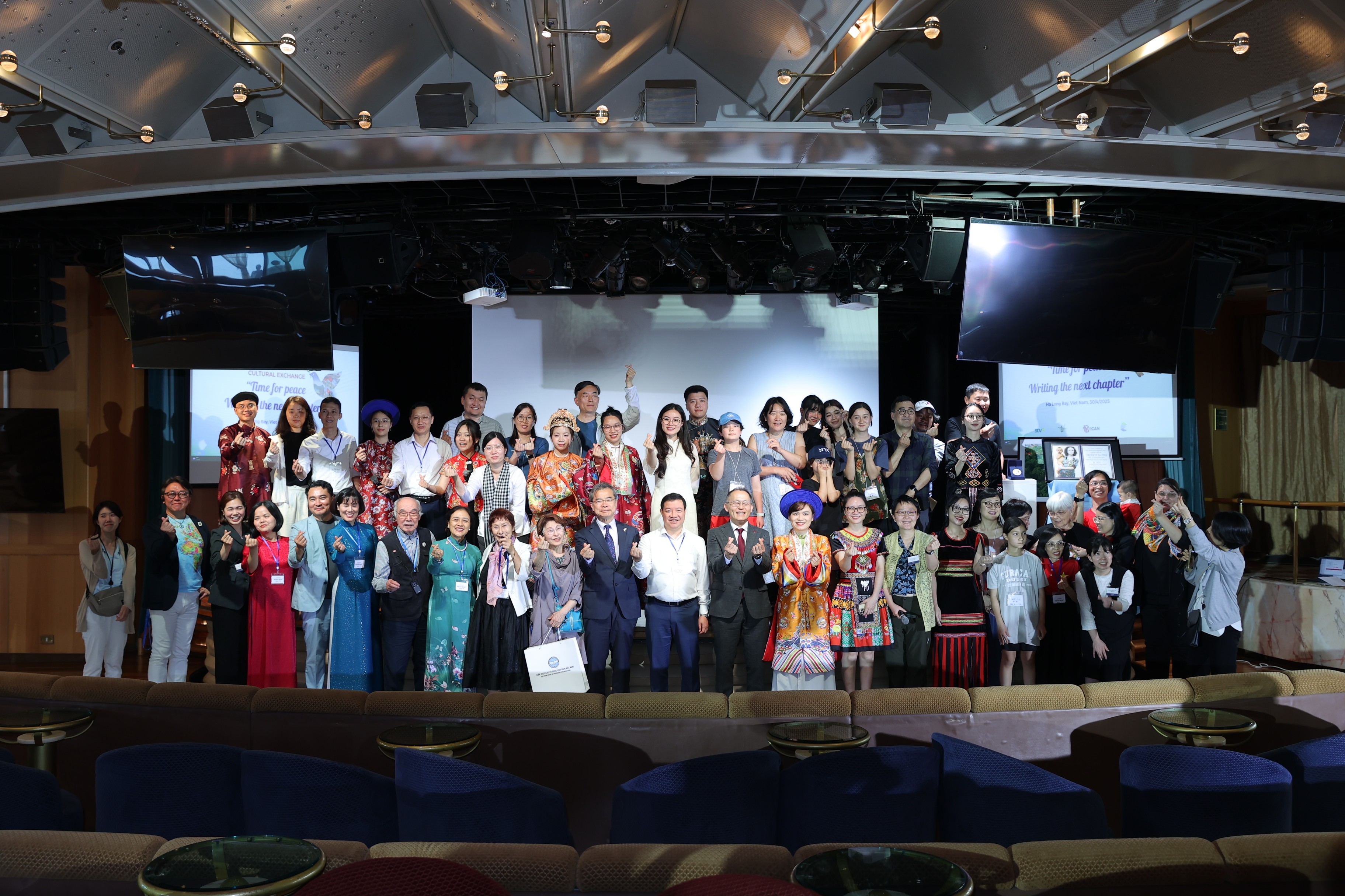 越南友好组织联合会与和平船组织配合在2025年4月30日之际组织“续写和平故事”交流项目。(摄影:丁和) 越南友好组织联合会与和平船组织配合在2025年4月30日之际组织“续写和平故事”交流项目。(摄影:丁和)