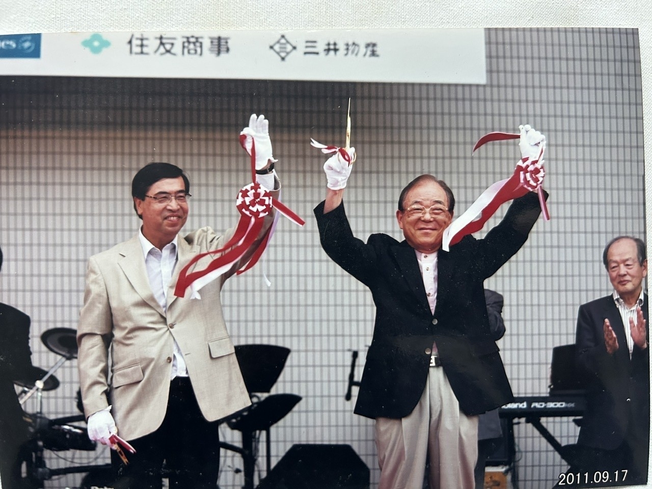 阮富平大使和日本国会议员松田岩夫,2011年越南在日本节日联欢活动前的共同主席。(图:私人提供) 阮富平大使和日本国会议员松田岩夫,2011年越南在日本节日联欢活动前的共同主席。(图:私人提供)