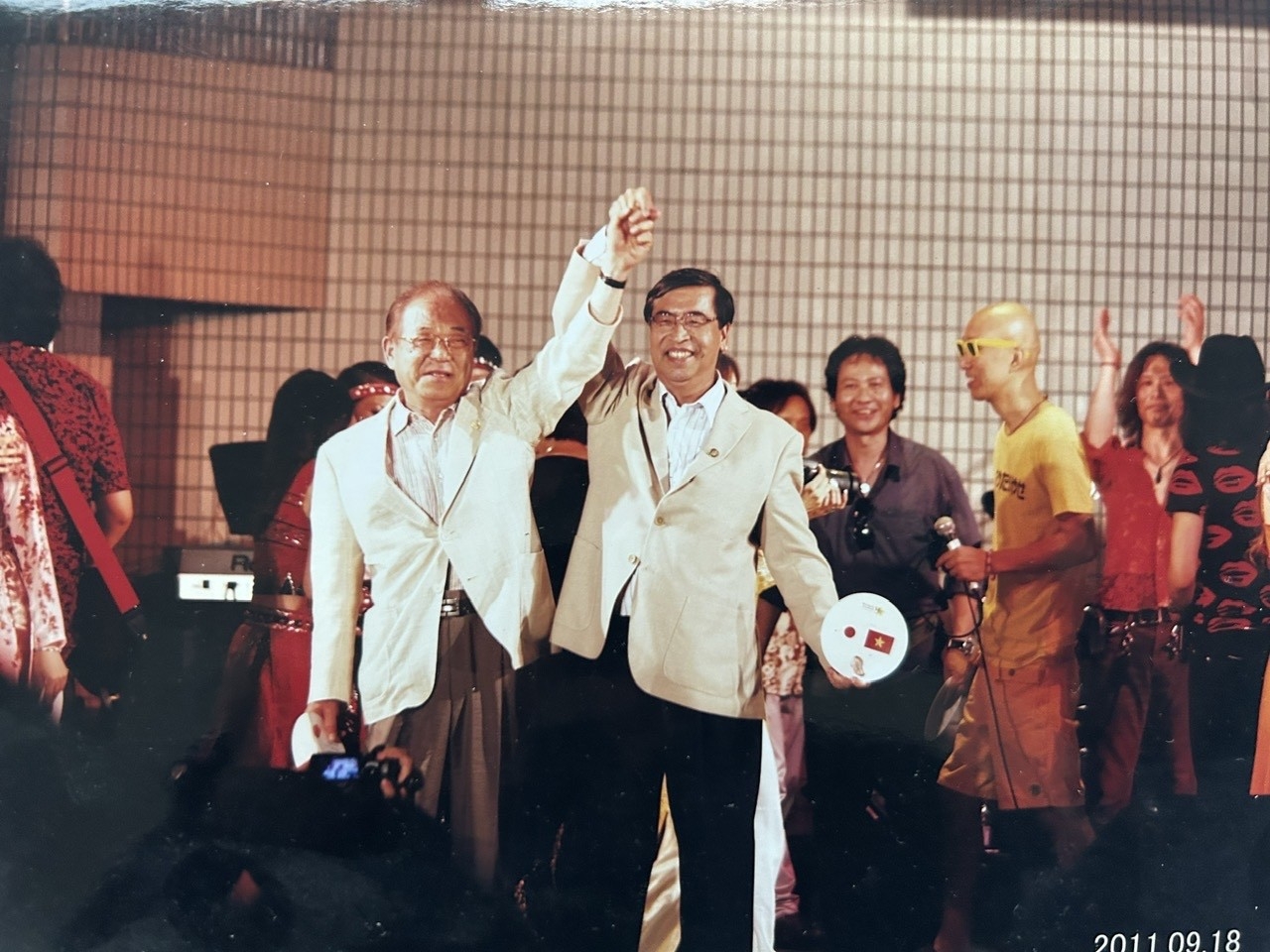 阮富平大使和国会议员松田岩夫在2011年越南在日本节日开幕式上。(图:私人提供) 阮富平大使和国会议员松田岩夫在2011年越南在日本节日开幕式上。(图:私人提供)