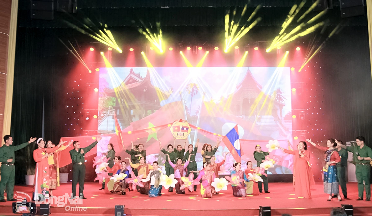 2025年同奈省友好文化体育周上表演的一个文艺节目。(摄影:同奈报) 2025年同奈省友好文化体育周上表演的一个文艺节目。(摄影:同奈报)