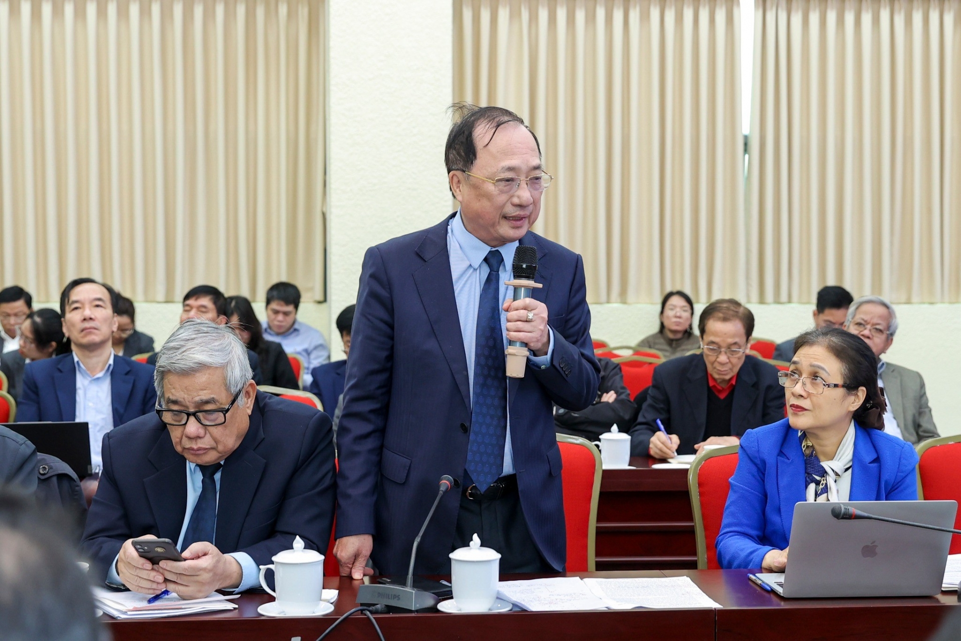 中央理论委员会副主席,越泰友好协会主席,上将、副教授、博士阮文成(中)。(图:丁和) 中央理论委员会副主席,越泰友好协会主席,上将、副教授、博士阮文成(中)。(图:丁和)