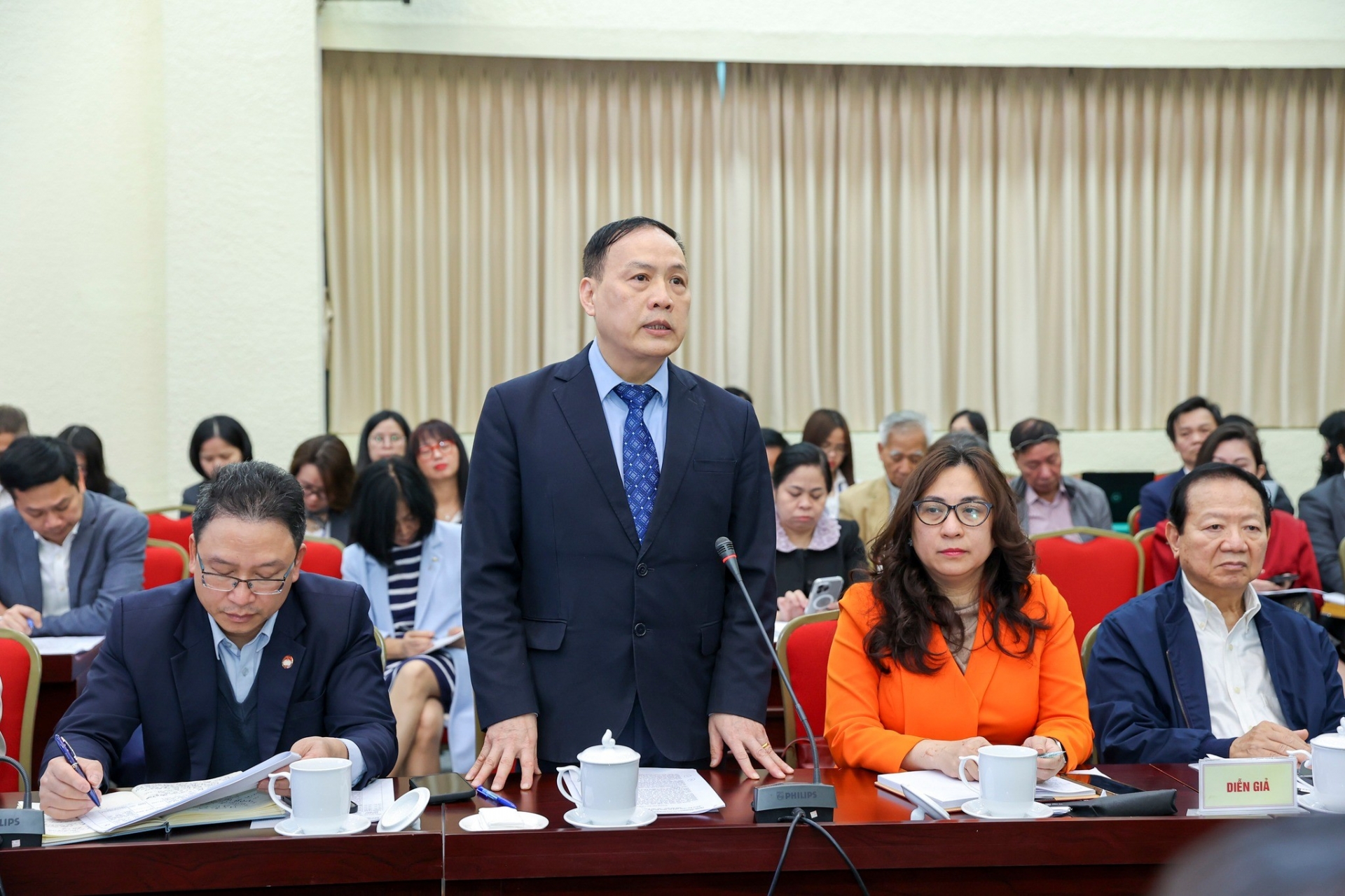 河内国家大学技术大学校董会主席,越俄友好协会常务委员,教授、科学博士阮廷德(中)。(图:丁和) 河内国家大学技术大学校董会主席,越俄友好协会常务委员,教授、科学博士阮廷德(中)。(图:丁和)