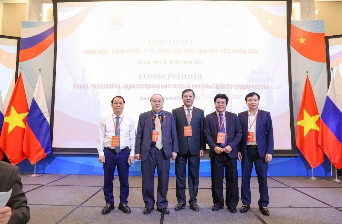 河内市企业协会主席阮红山先生(左起第二位)。(图:丁和) 河内市企业协会主席阮红山先生(左起第二位)。(图:丁和)