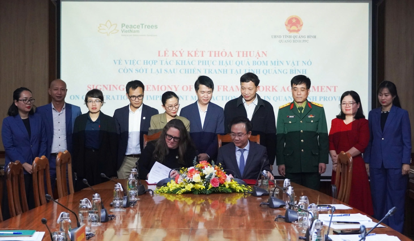 和平树越南组织与广平省（原）人民委员会于2025年1月签署战后遗留爆炸物处理合作协议。（图：和平树越南组织）