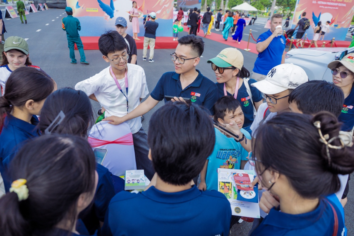 和平树越南组织在2025年6月22日于岘港市举行的越南-美国友好交流活动中举办防范地雷事故教育迷你游戏。（图：和平树越南组织）