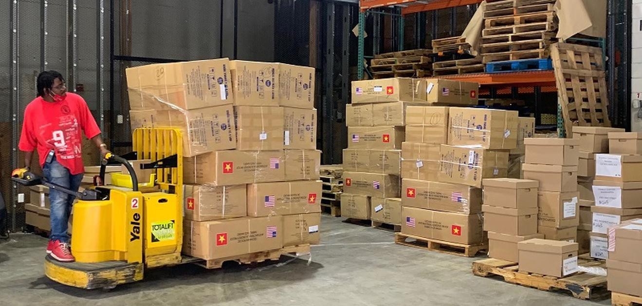 2020年7月9日,河内市向纽约市捐赠的一批载有2吨抗菌布口罩和医用口罩的货物,经越南驻美国大使馆和越南常驻联合国代表团办妥海关手续后,交付给了纽约市。(图片来源:外交部)。 来自越南的分享、关爱