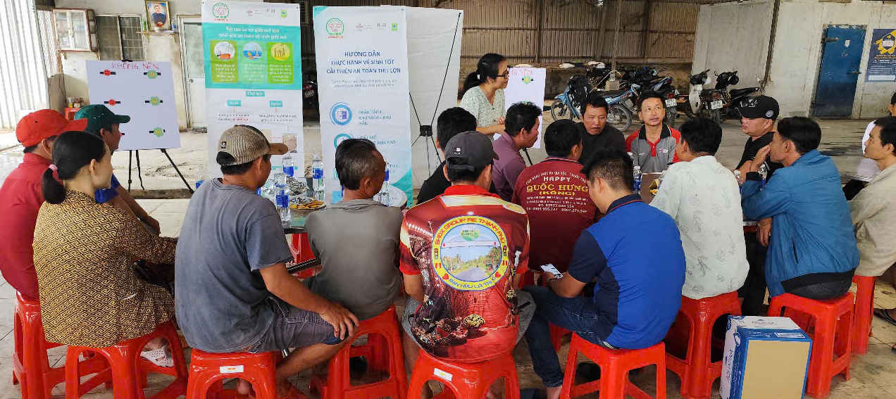 2024年,国际畜牧研究所与合作伙伴配合,在芹苴市为屠宰场工人组织了良好卫生规范的培训。(图片来源:国际畜牧研究所)。 2024年,国际畜牧研究所与合作伙伴配合,在芹苴市为屠宰场工人组织了良好卫生规范的培训。(图片来源:国际畜牧研究所)。