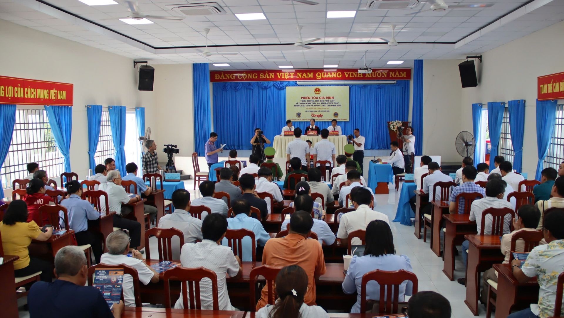 隆海社的模拟法庭。