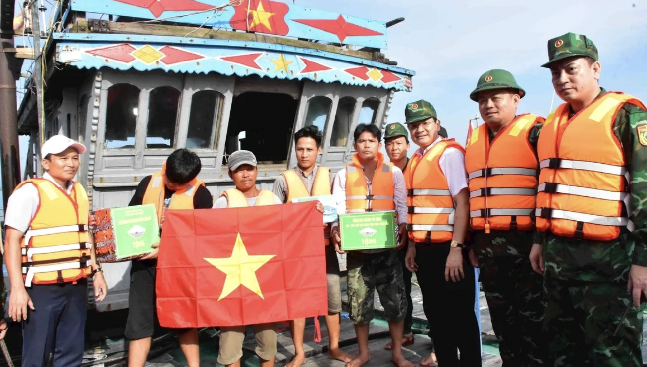 顺化市将IUU捕鱼防控工作视为一项优先、紧迫的政治任务,集中资源实施,助力推动海洋经济发展。摄影:文荣。 顺化市将IUU捕鱼防控工作视为一项优先、紧迫的政治任务,集中资源实施,助力推动海洋经济发展。摄影:文荣。