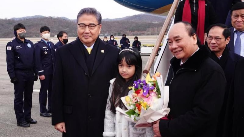 越南国家主席阮春福和越南高级代表团乘坐的专机抵达韩国首都首尔军用机场。图自越通社
