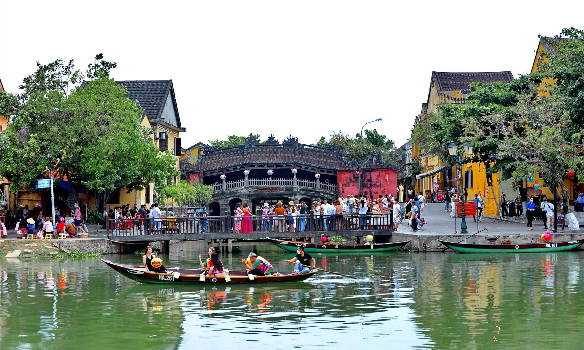 游客体验坐船观赏淮河。