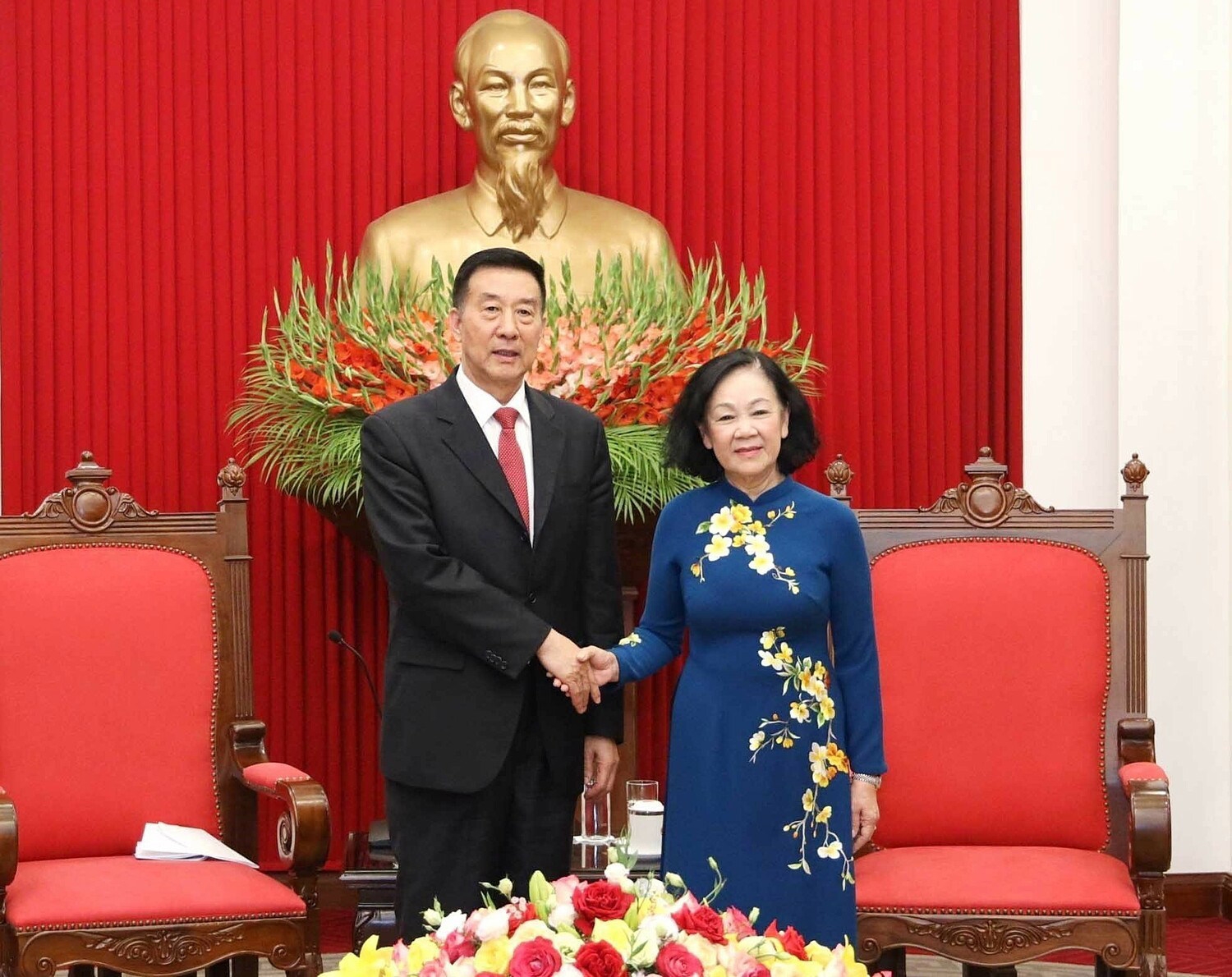 越共中央书记处常务书记张氏梅会见中国全国政协副主席王勇。