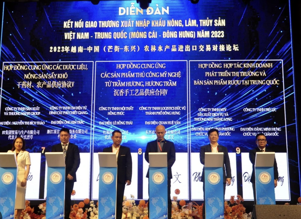 越南与中国企业签署21项多领域经济协议和合同。