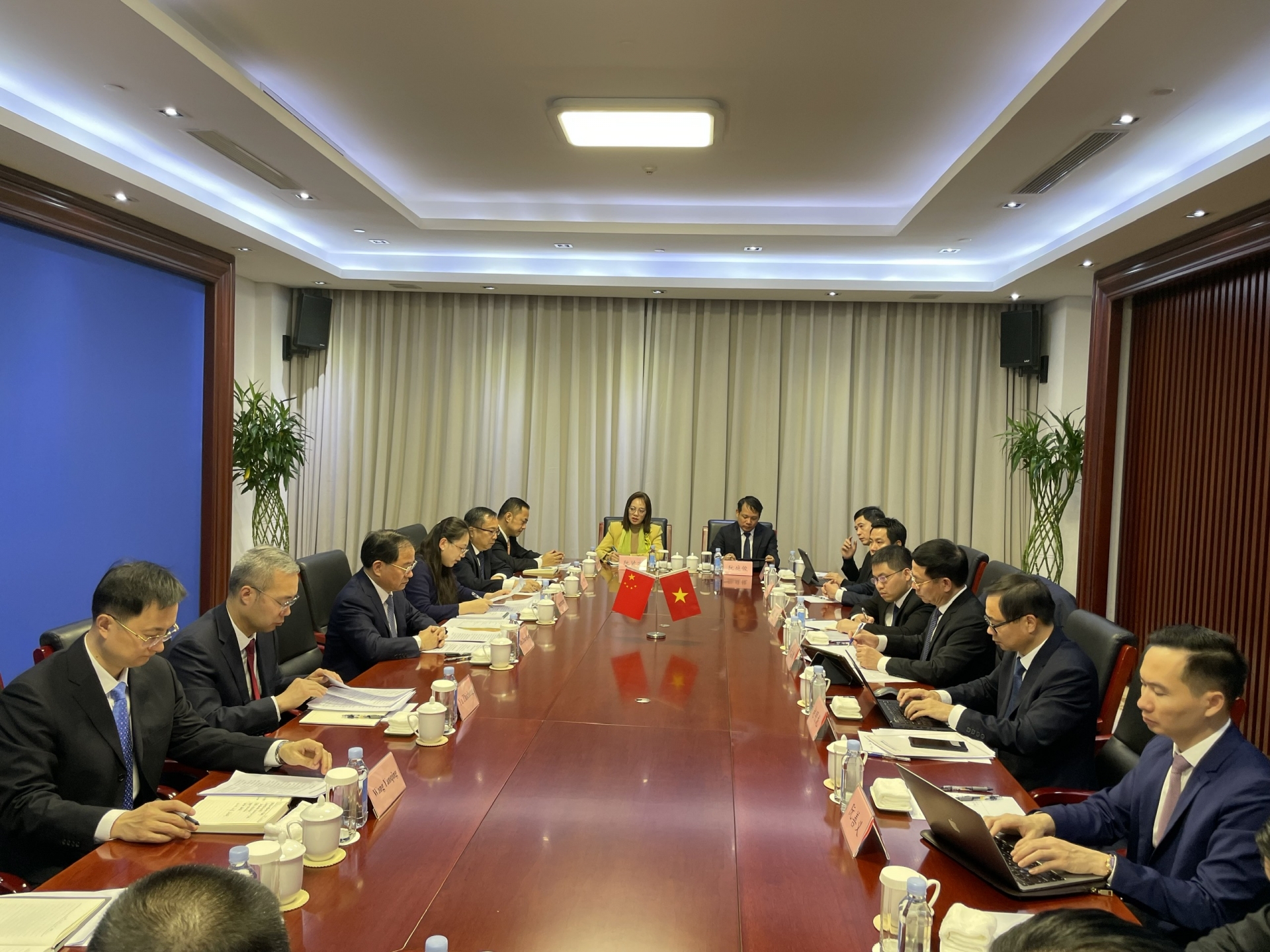 会见中国工业和信息化部部长金壮龙。