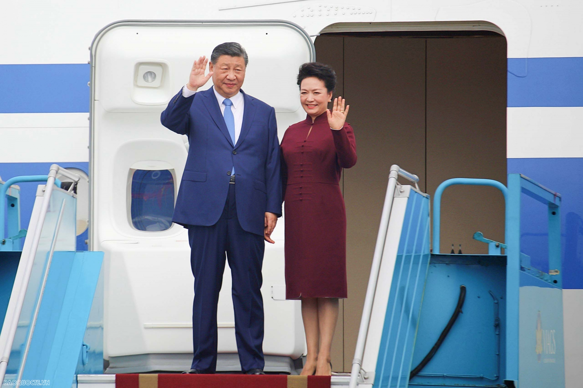 中共中央总书记、中国国家主席习近平和夫人抵达河内，开始对越南进行正式访问