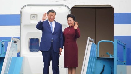 中共中央总书记、中国国家主席习近平和夫人抵达河内，开始对越南进行正式访问