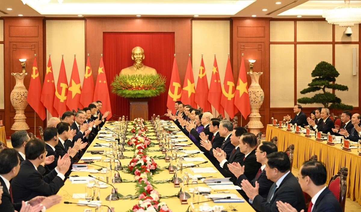 越共中央总书记阮富仲与中共中央总书记、国家主席习近平举行会谈。