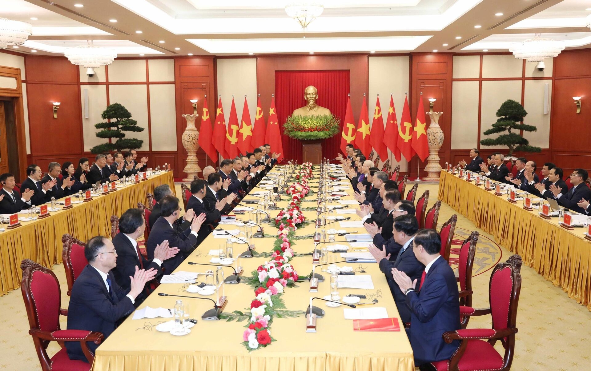 越共中央总书记阮富仲与中共中央总书记、国家主席习近平举行会谈。
