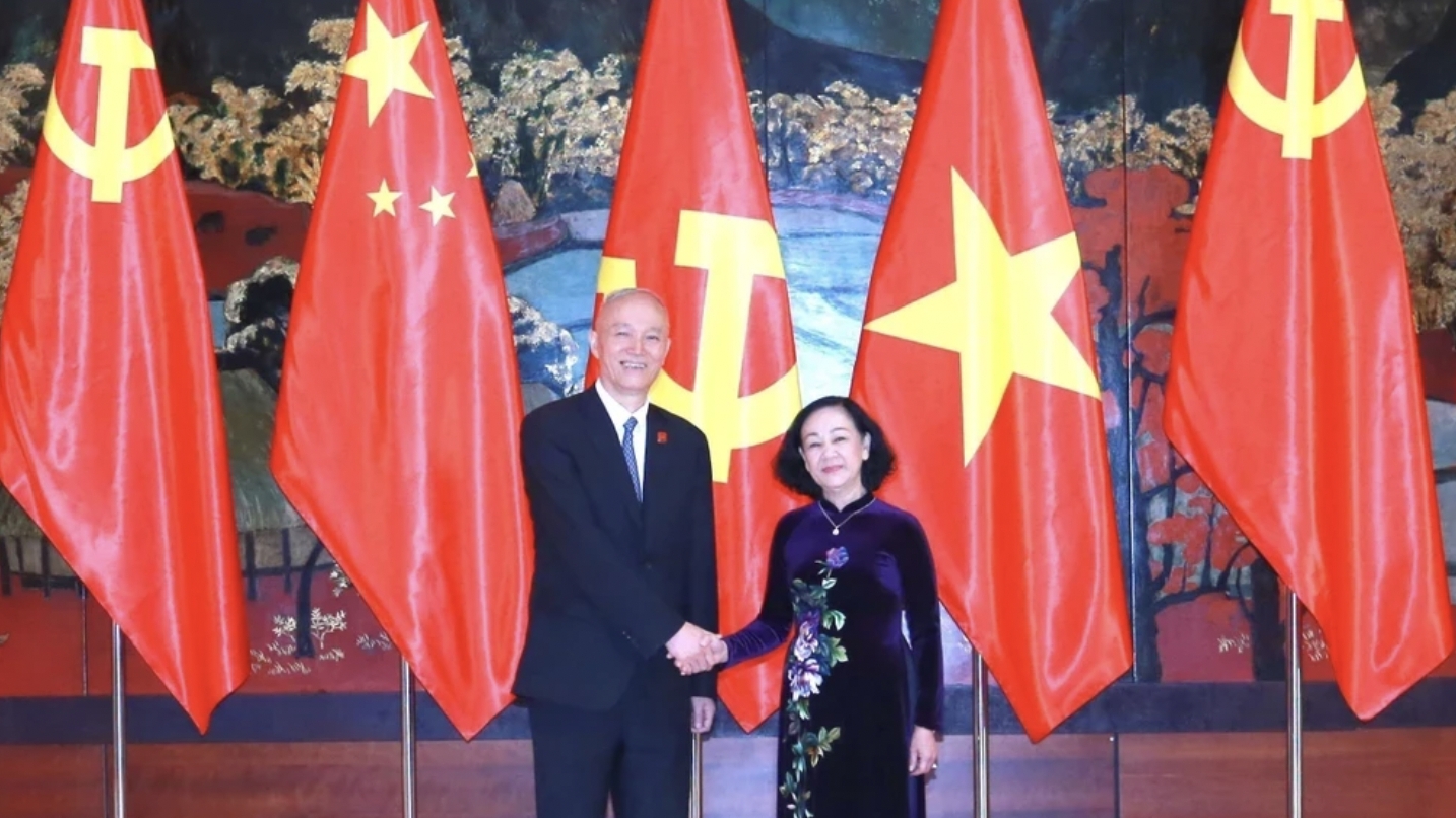 越共中央书记处常务书记张氏梅与中共中央政治局常委、书记处书记、中央办公厅主任举行会谈