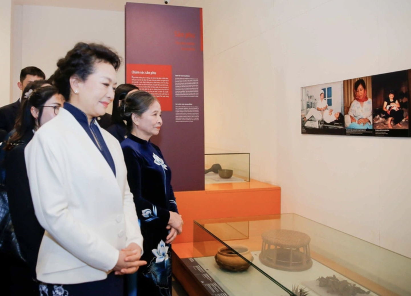 越共中央总书记阮富仲夫人和中共中央总书记、中国国家主席习近平夫人参观越南妇女博物馆
