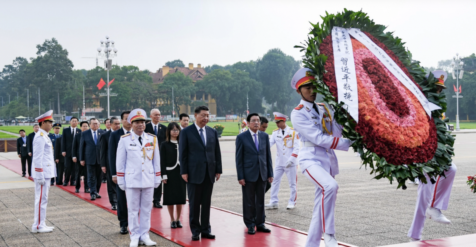 中共中央总书记、中国国家主席习近平瞻仰胡志明主席陵。