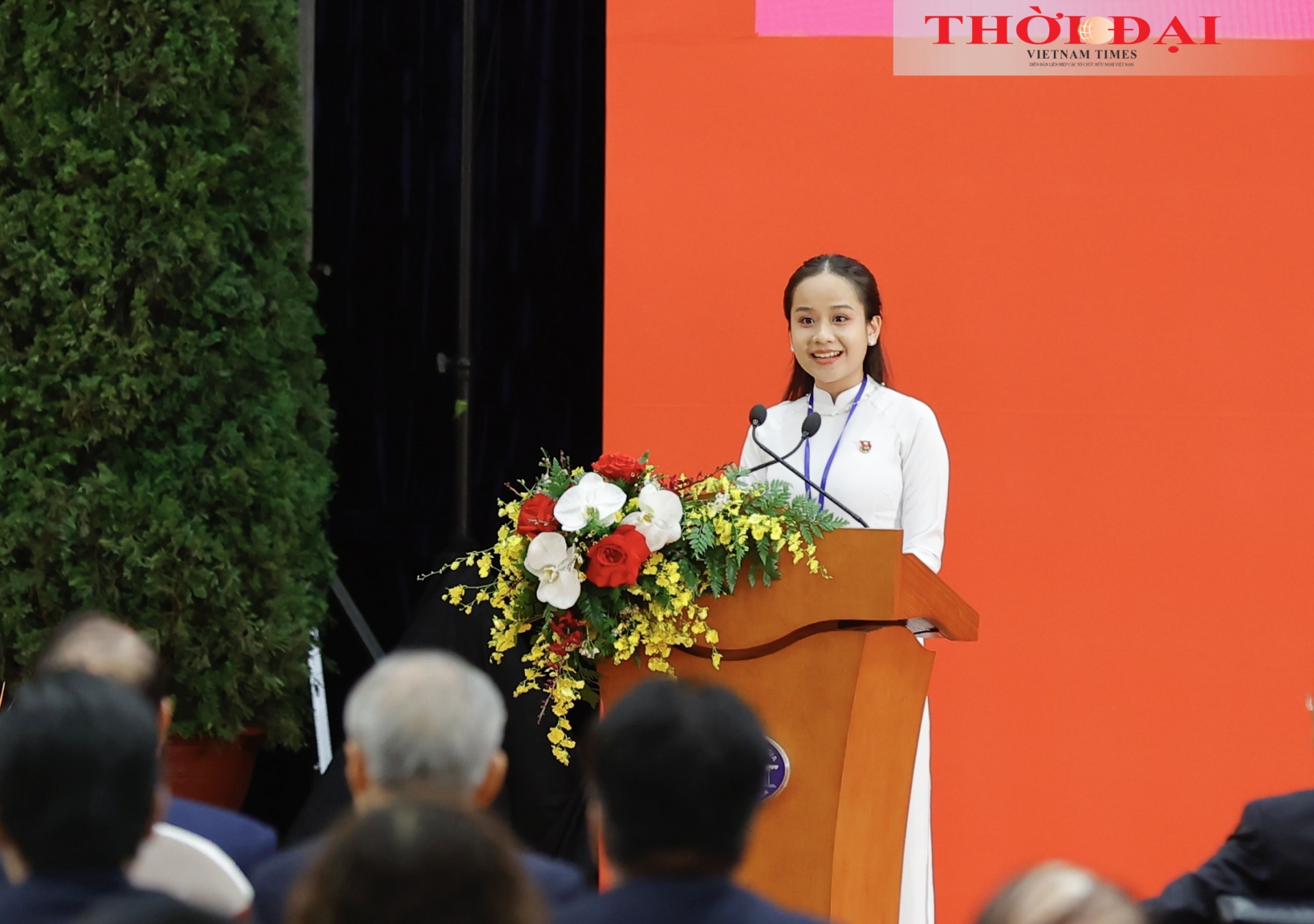 代表越南年轻一代的外国语专门高中的12E班学生黎月琼在会上发言。