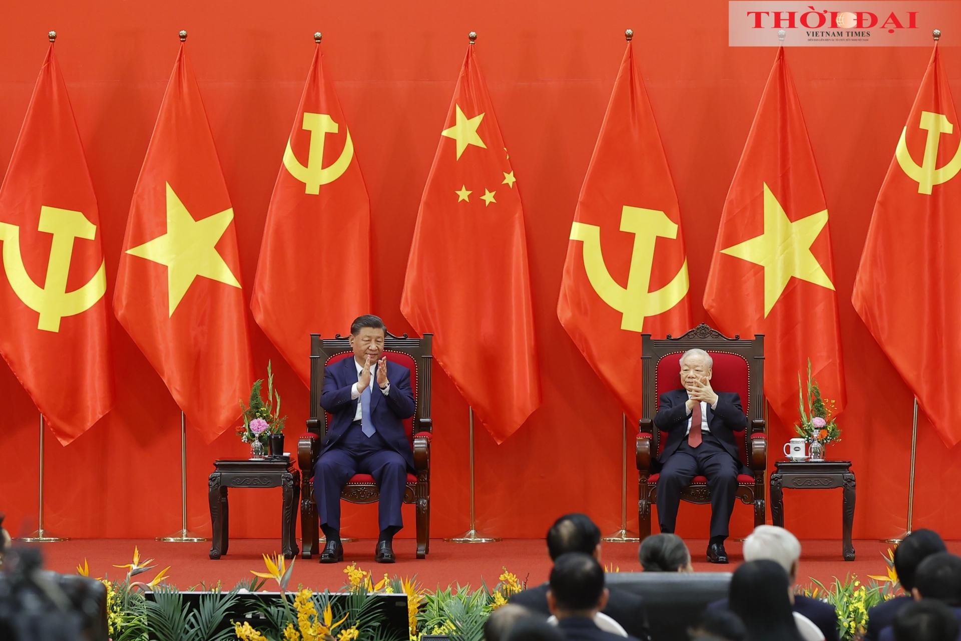 越共中央总书记阮富仲和中共中央总书记、中国国家主席习近平听取越中两国青年和友好人士代表的发言。