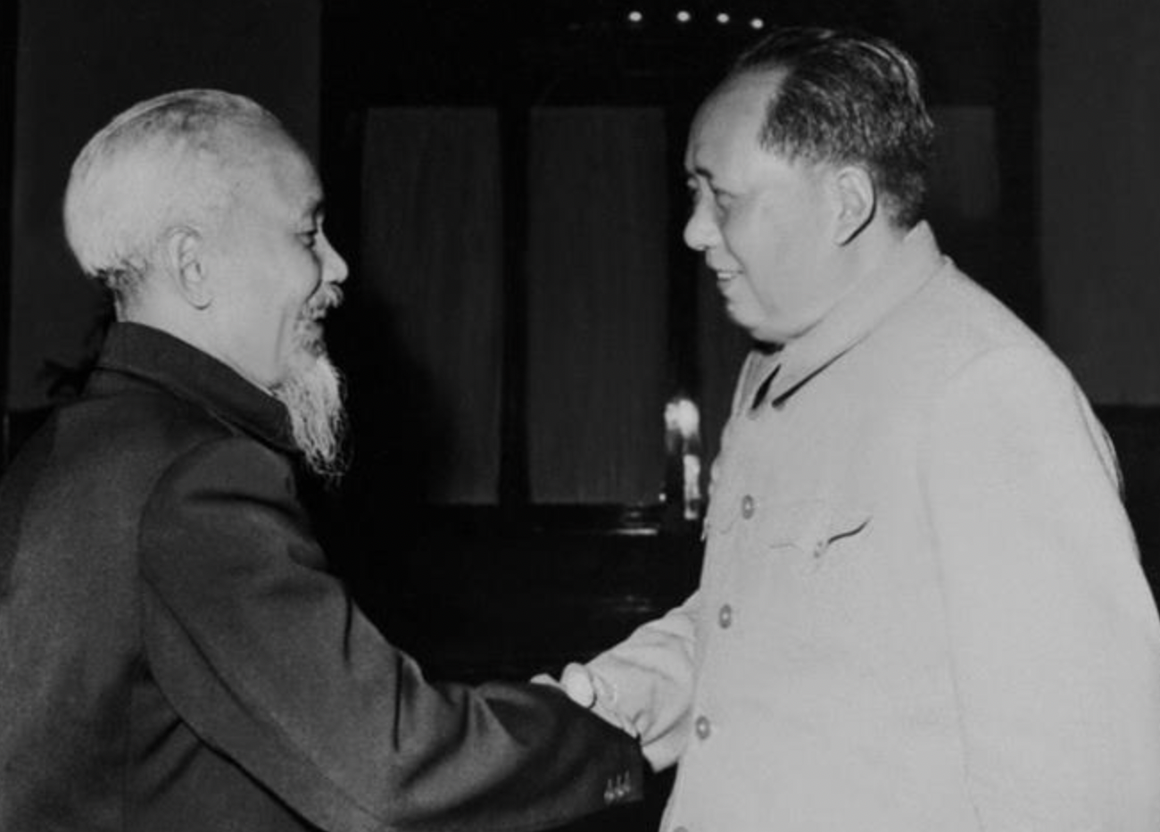 1960 年，胡志明主席与毛泽东主席在北京会晤。
