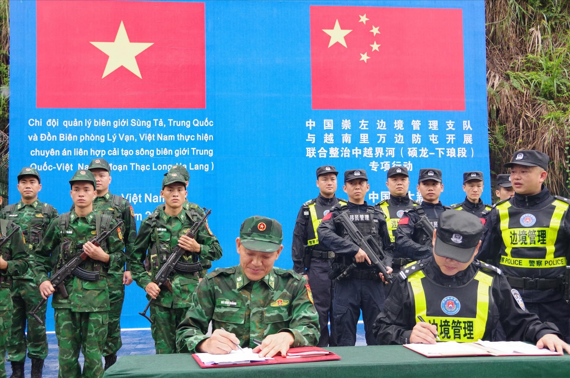 2023年8月15日，越南李万口岸边防屯与广西大新边境管理大队签署联合巡逻记录。