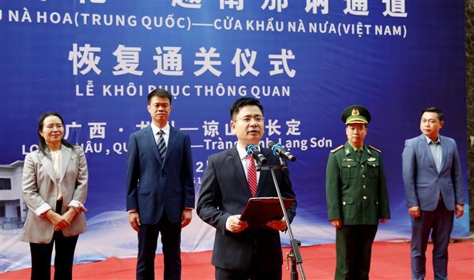 长定县人民委员会副主席武德善在恢复通关仪式上发表讲话。