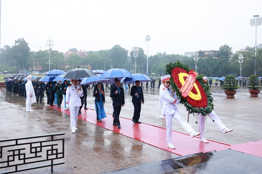 越南工会第十三届代表大会代表团参观胡志明主席陵墓。