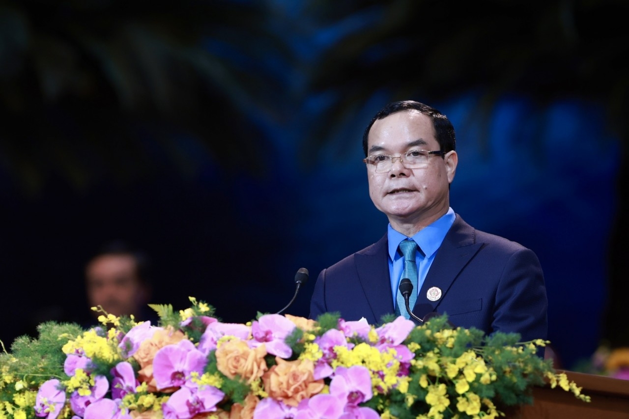越南劳动总联合会主席阮廷康先生向大会提交了越南劳动总联合会执行委员会的总结报告。