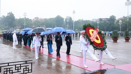 越南第十三届工会代表大会代表团参观胡志明主席陵墓