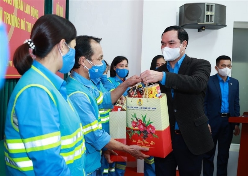 越南劳动总联合会主席阮廷康向工会会员和劳动者赠送2023年春节礼物。