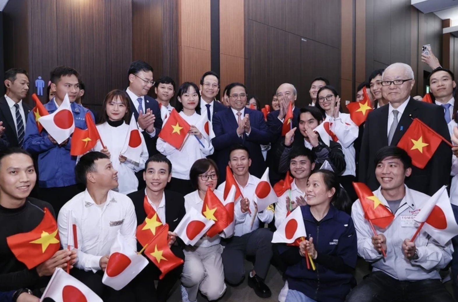 范明正总理同在日越南劳动者合影。